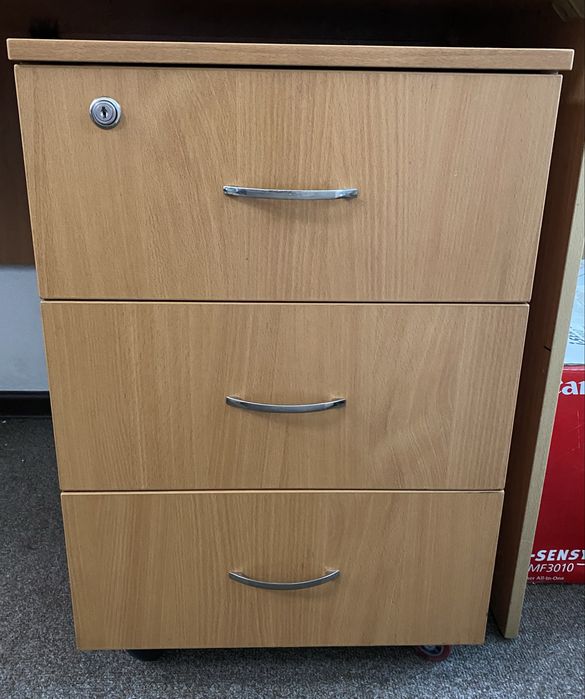 Деревянные столы,тумбочка