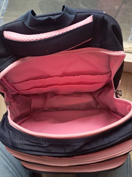 Детска раница със три отделения и един джоб отпред  в отлично състояни