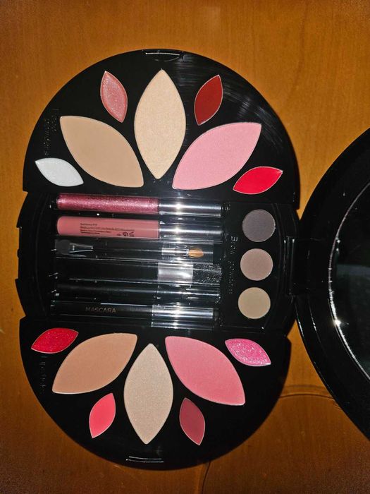 Палитра гримове Douglas