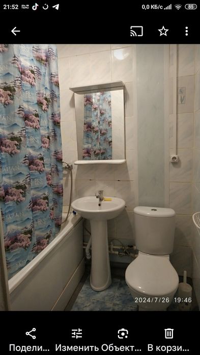 В городе Омске, в центре. Продам три комнаты.