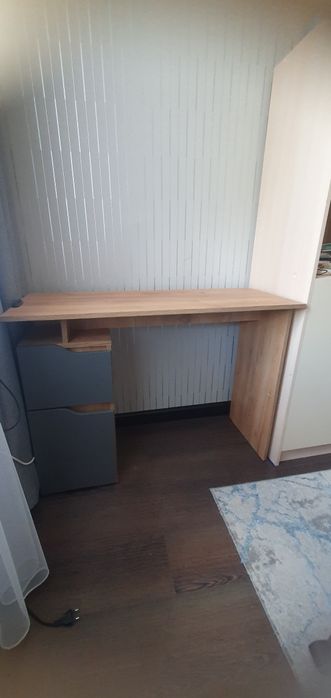 Стол письменный.