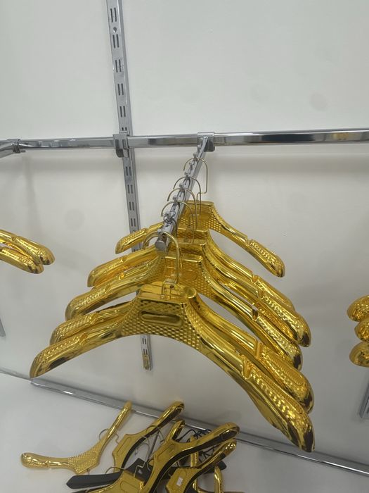 Стеллажи и вешалки
