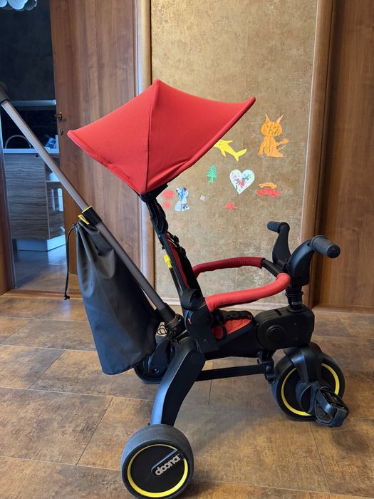 Tricicleta pentru copii Doona Liki Trike S1 Flame Red, ultrapliabila, spatar reglabil,cu spuma de memorie, cu protectie UV