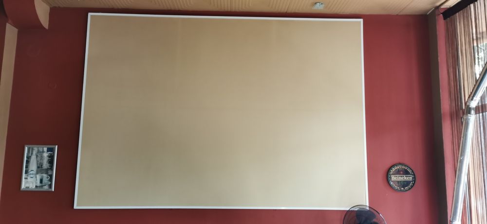 Продавам екран за проектор  стабилна конструкция-  2.91 на 2.07 метра