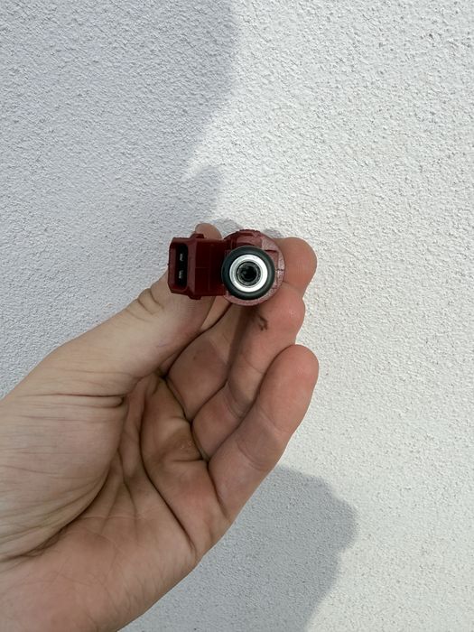Injector de combustibil auto