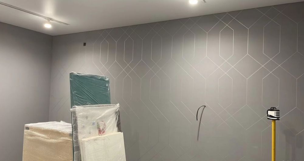 Поклейка обоев Галтелей