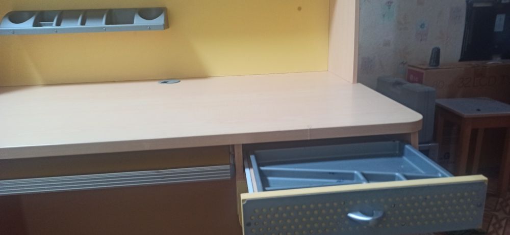 Компьютерный стол с ящиками