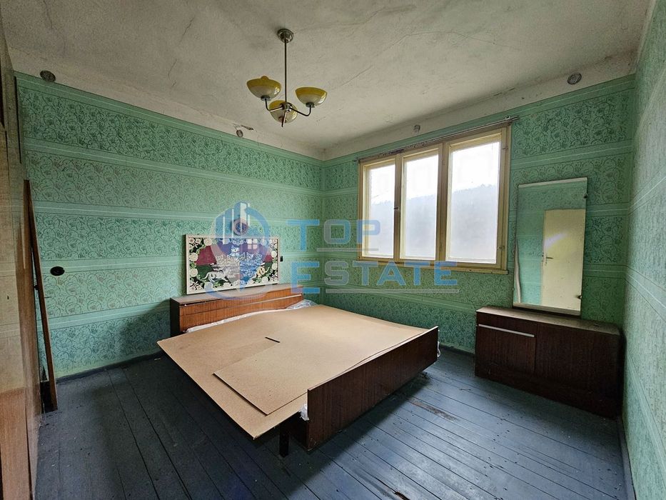 Здрава тухлена къща с гараж в село Пиперково, област Русе