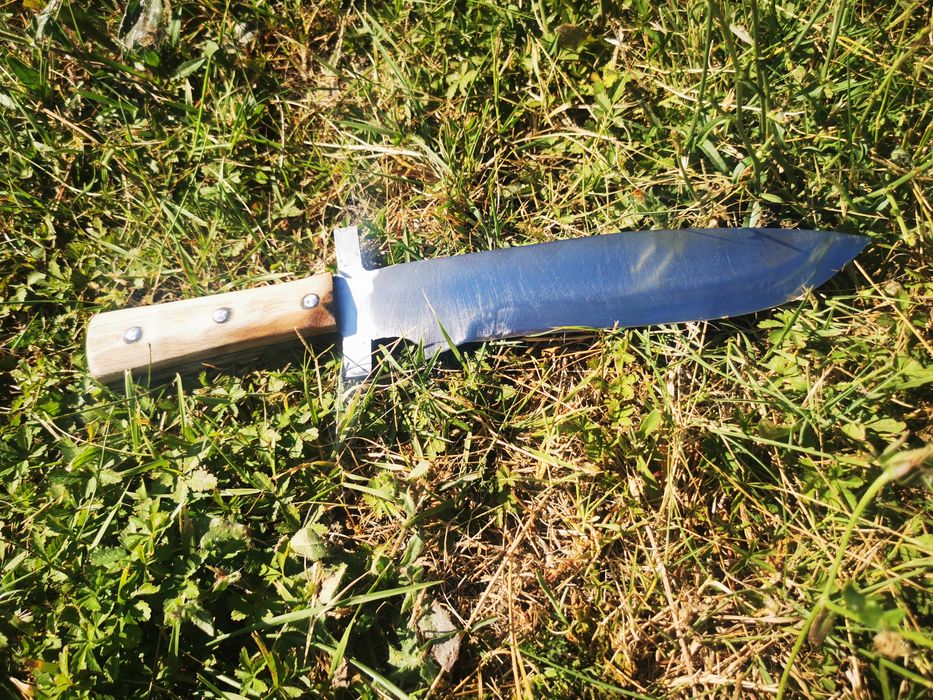 Cuțit de vânătoare / supraviețuire din oțel arc – Mâner salcâm, 32 cm