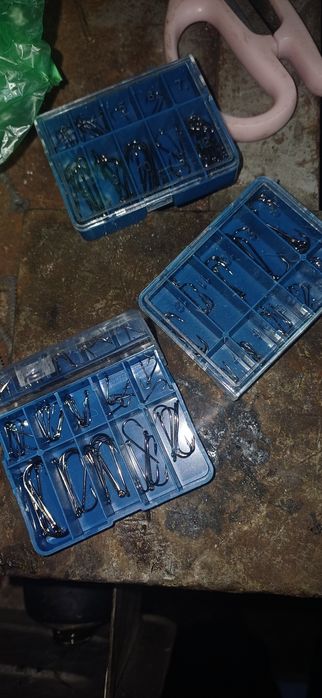 Крючки наборами 3 коробочки осталось