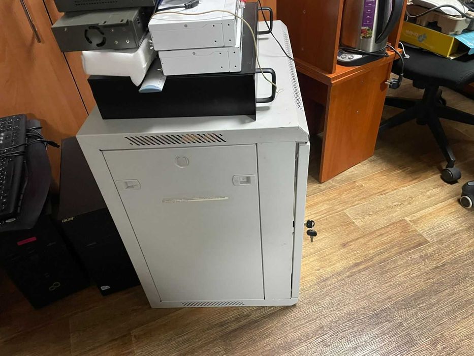 Серверный шкаф вместе с начинкой