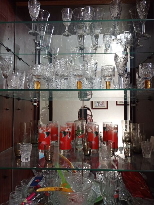 Продается очень красивая хрустальная посуда.