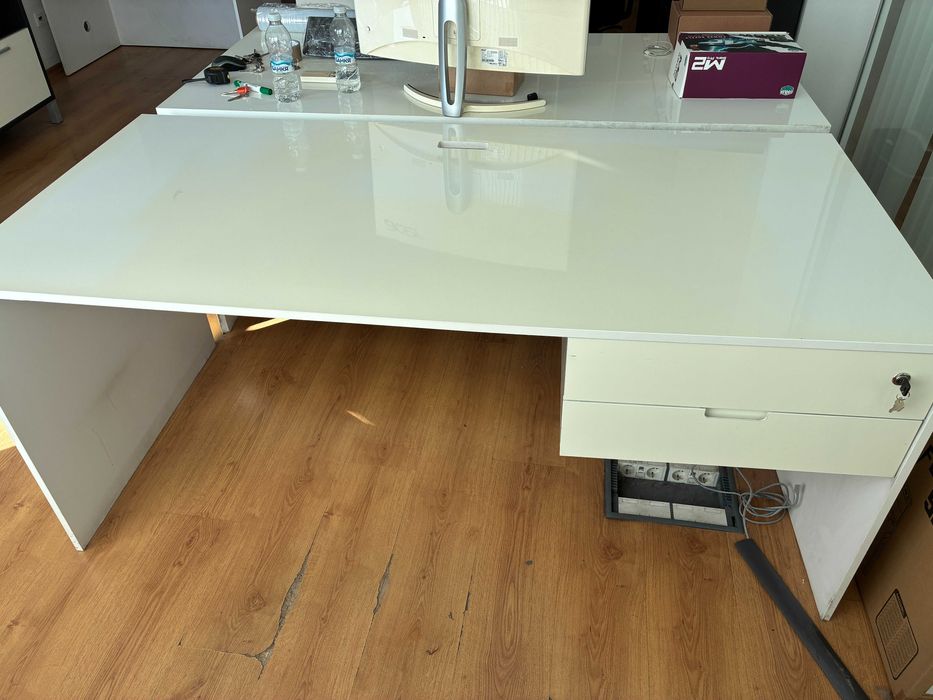 Бяло бюро със шкафчета