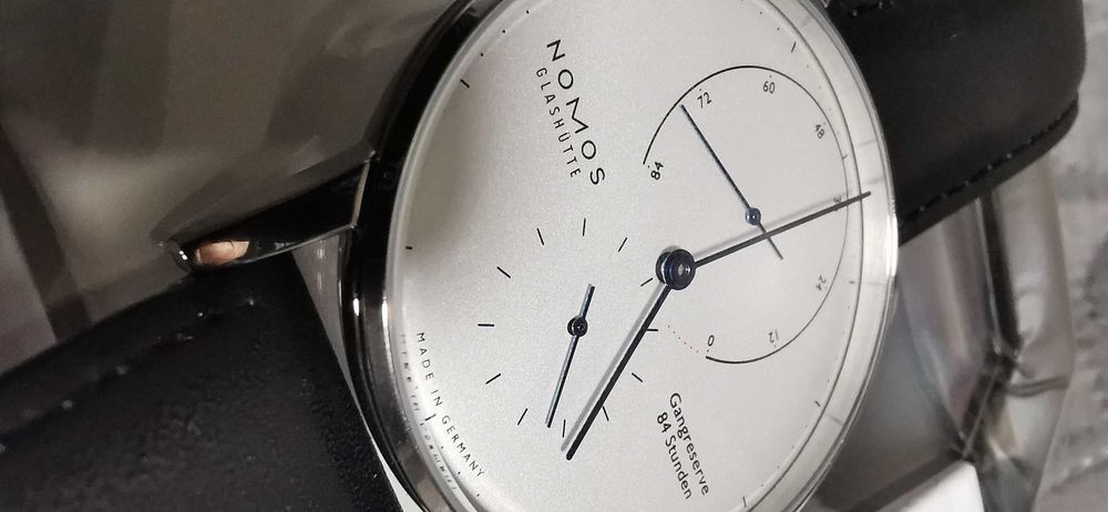 Ceas Nomos Lambda rezerva de putere