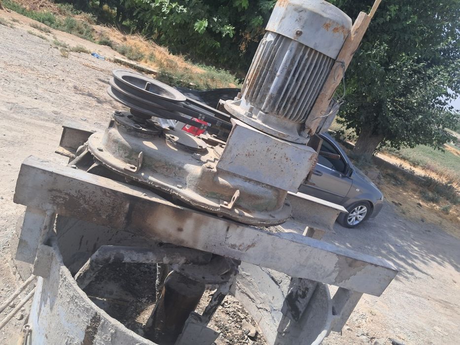 Shlakabulokni apart ishlab turibdi