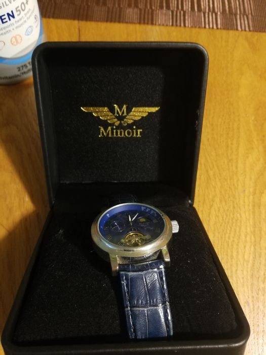 Продавам часовник Minnie в много добро състояние!