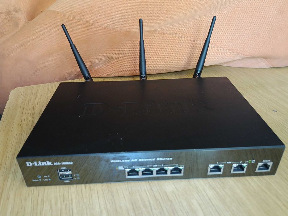 Гигабитов безжичен VPN рутер D-Link DSR-1000AC за до 3 доставчика