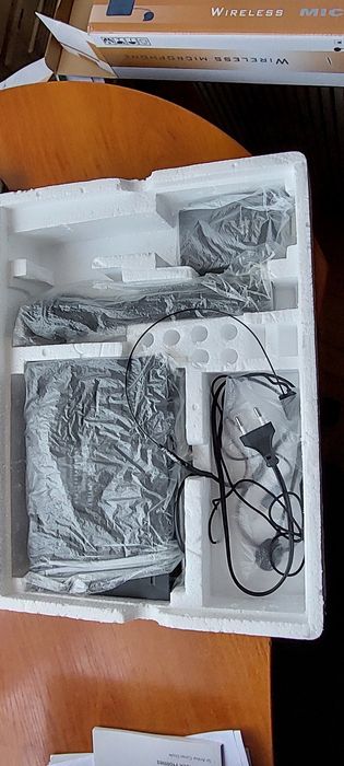 Комплект безжични микрофони с приемник за любителски партита.