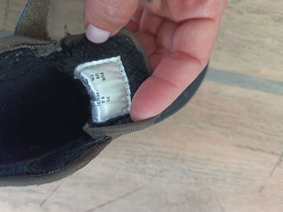 Детски боти на марката h&m.Нямат никакви забележки, като нови са