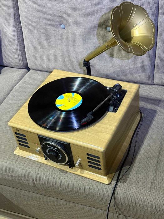 Pick-up ELTA cu radio AM FM si boxe stereo