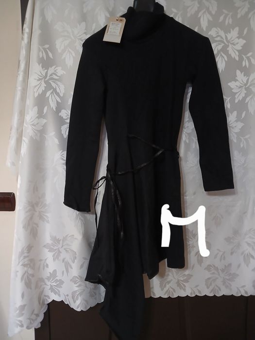 Дамски дрехи от затворен магазин.