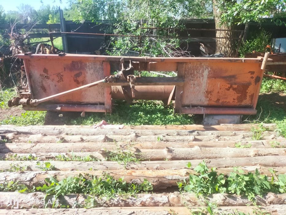 Трактор с пресом и жаткои и есть плуг