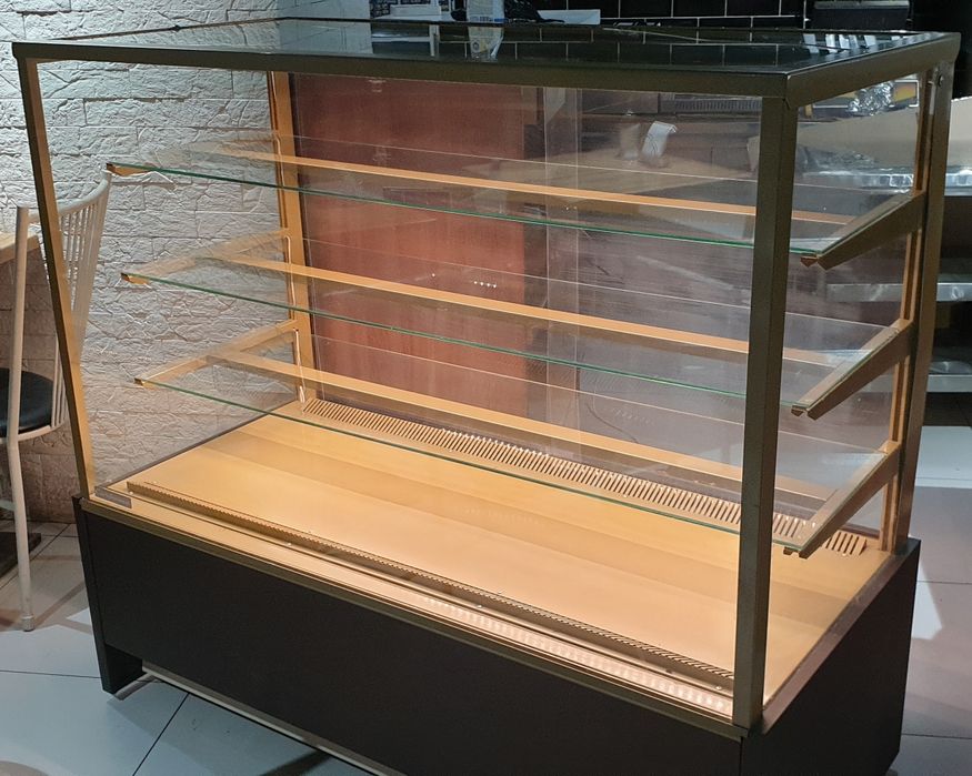 Продам холодильную витрину