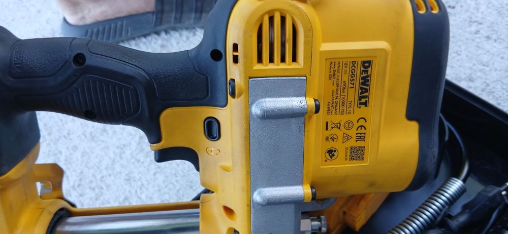 Акумулаторен такаламит DEWALT DCGG571- 18V