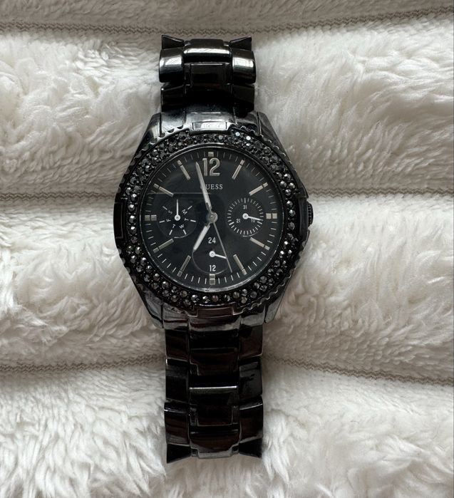 Гривна SWAROVSKI, обеци INVOKE, часовник GUESS