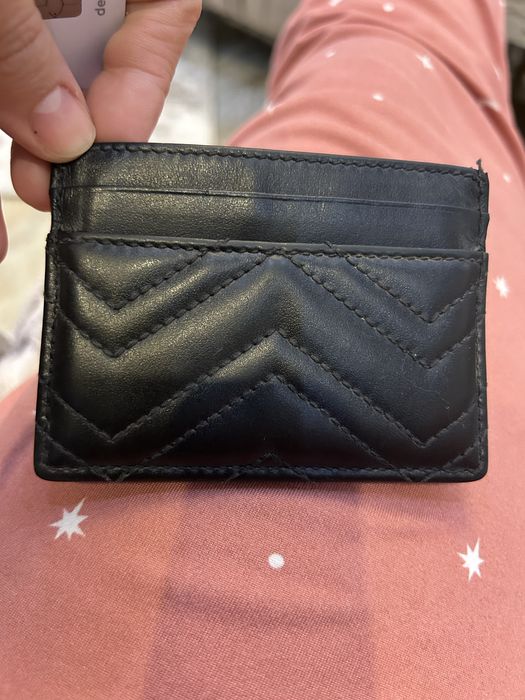 калъф за карти Gucci GG Marmont изработен от черна ватирана кожа