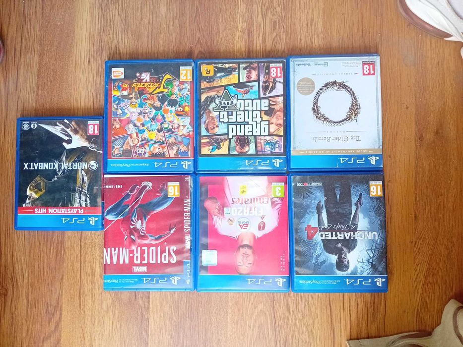 Vând PlayStation 4