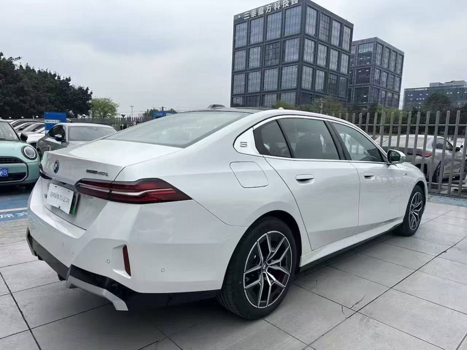 BMW i5 40L M-Sport 2025 yil