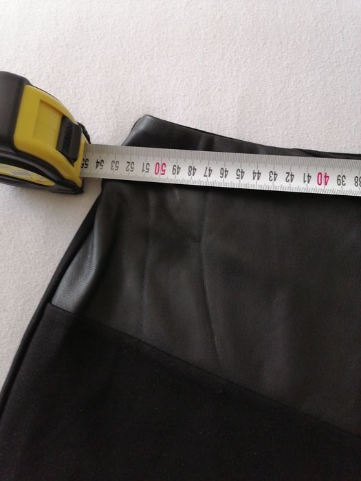 Черна кожена пола за смели и богати на размер дами.