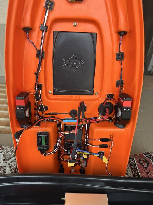 Navomodel pescuit plantat cu autopilot si sonar