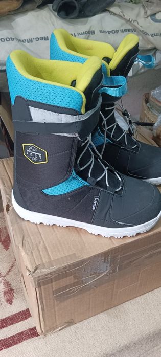 Продавам детски ски и сноуборд обувки  номера 20, 37.5 и 38