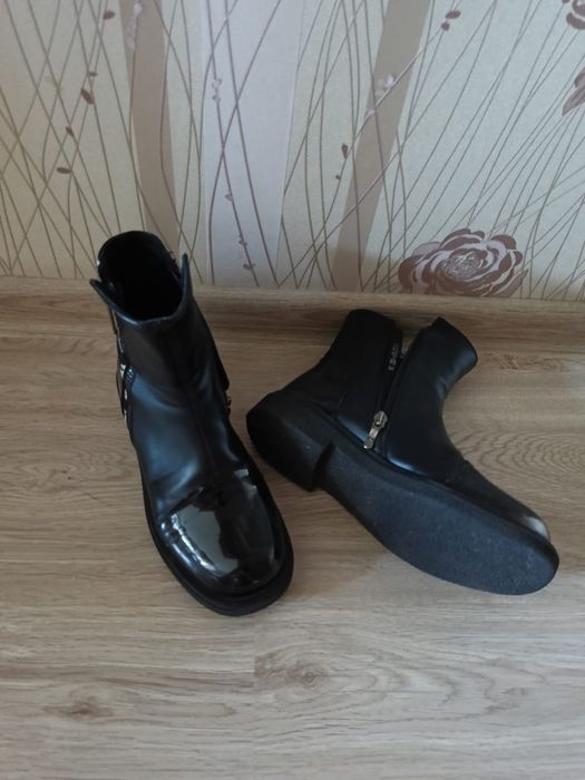 Ботинки осенние для девочки, лак 36 р.