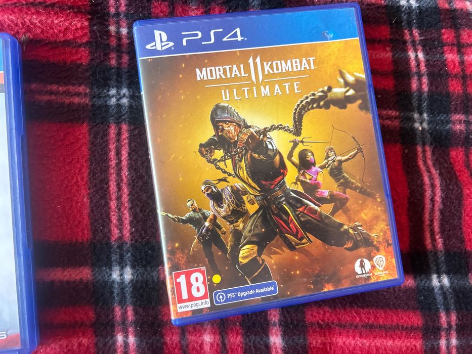 PS4 с два джойстика и шест игри