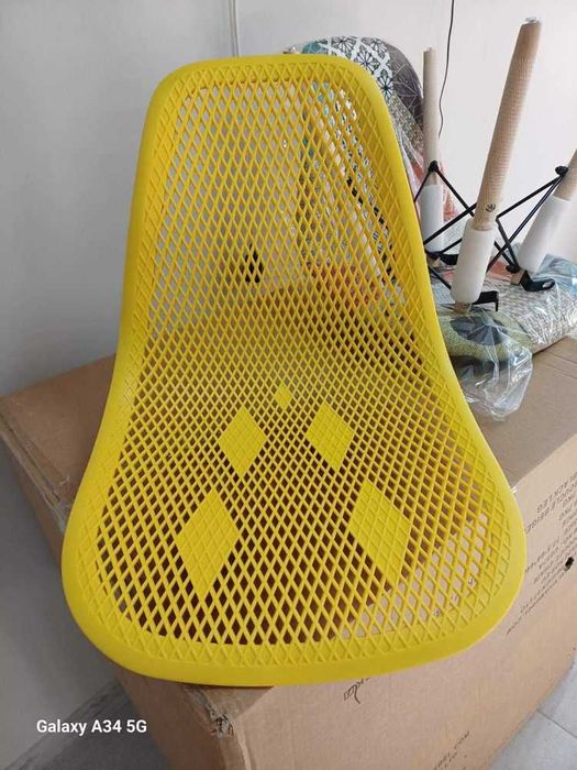 Шест броя нови трапезни столове