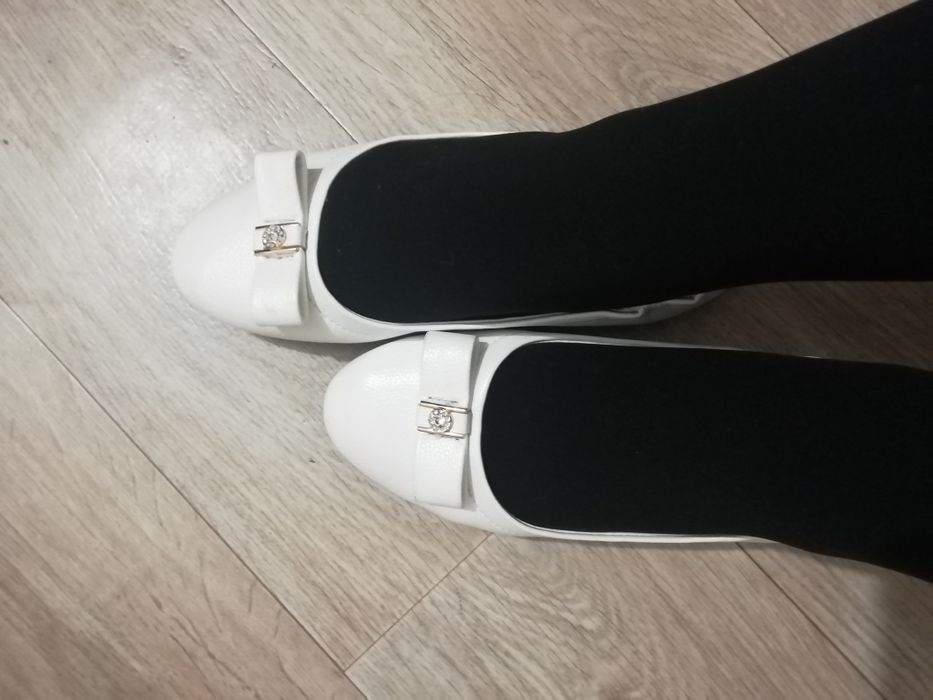 Продам белые балетки