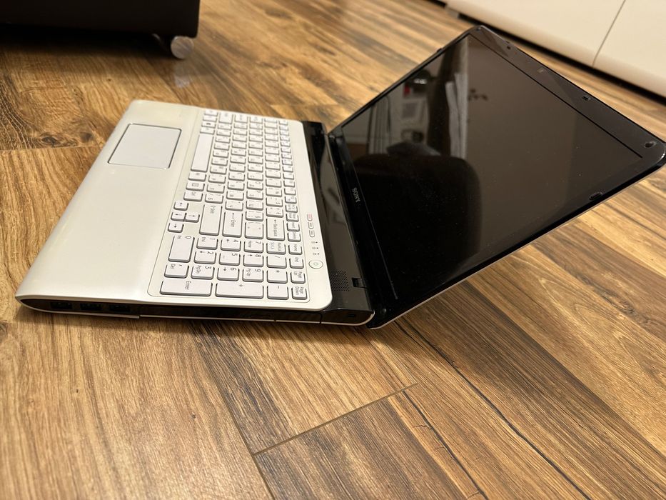 Sony VAIO 2012 1360 x 768