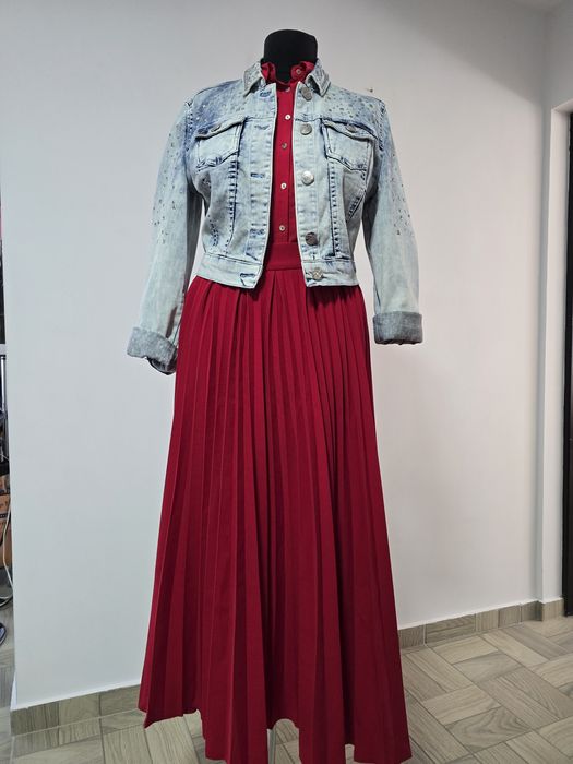 Geaca de blugi cu capse si ținte, pentru un look urban si modern