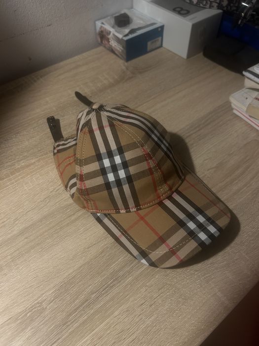 sapca si pantaloni scurti burberry