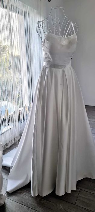 Rochie de mireasa tip printesa, cu pietre in zona decolteului