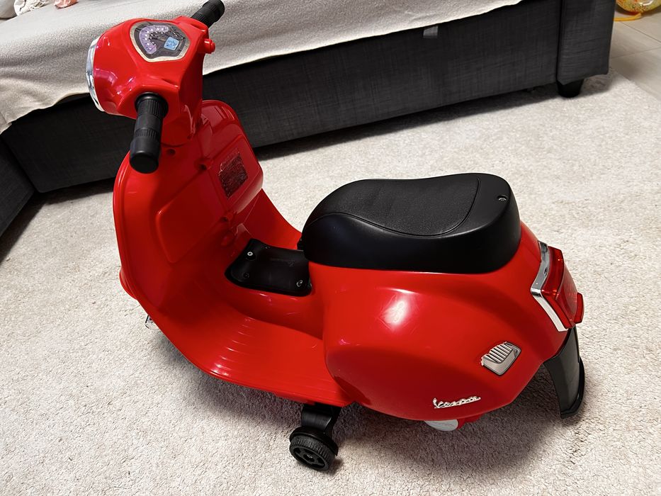 Scuter electric Vespa pentru copii (2 ani+) baterie noua  stare excelenta