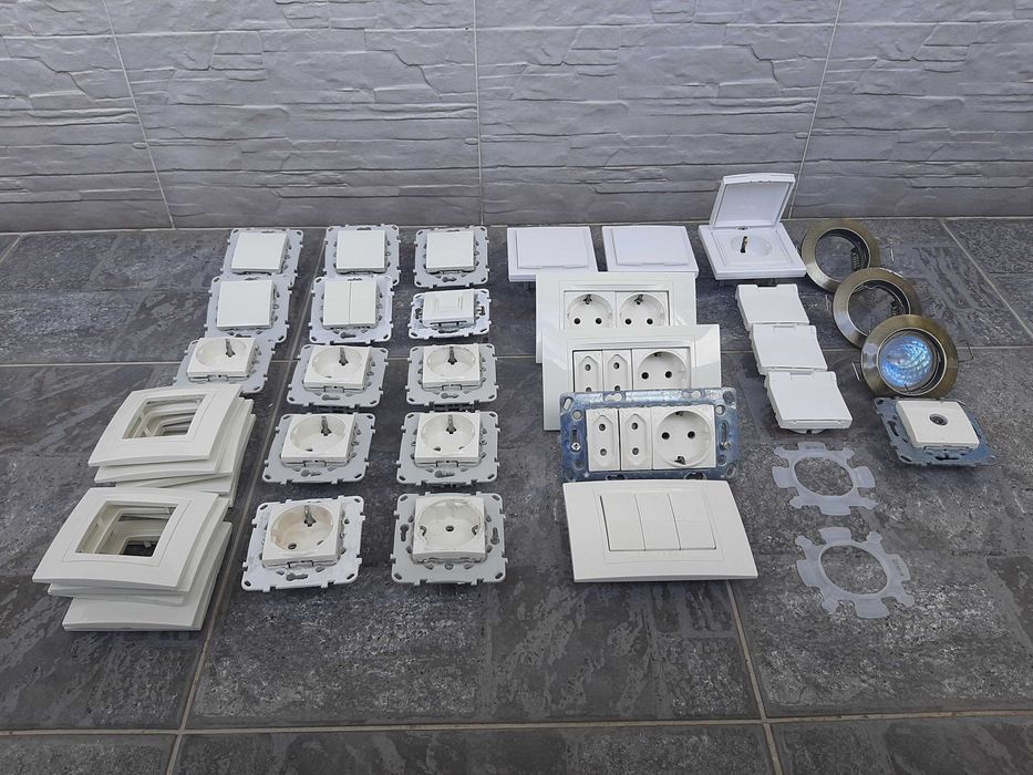 Контакти и ключове Schneider Electric Сешоар Johnson SHAVER 800 W