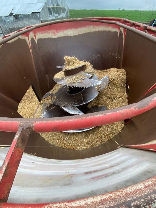 Vând remorca furajeră