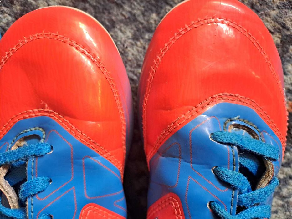 Детски бутонки за футбол Adidas traxion 33 номер