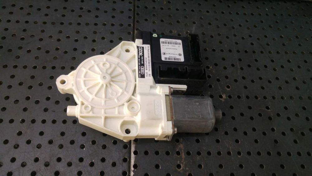 Motoras macara dreapta spate audi a3 8p 8p495980d 0130822263