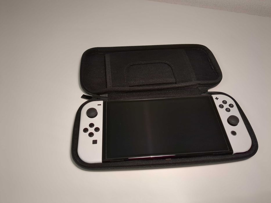 Nintendo Switch OLED полный комплект + оригинальный чехол
