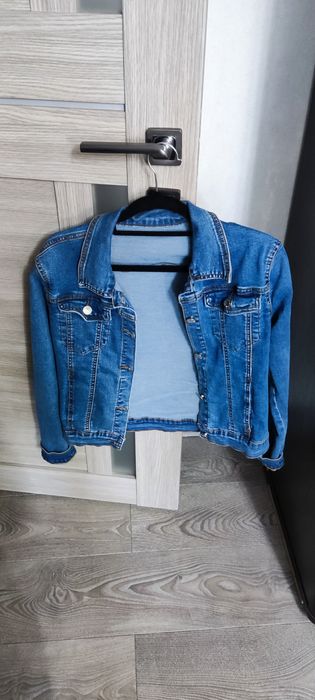 Продам куртку джинсовую на девочку.